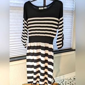 Gently worn, 3/4 length sleeves, size medium Allison Britney dress.